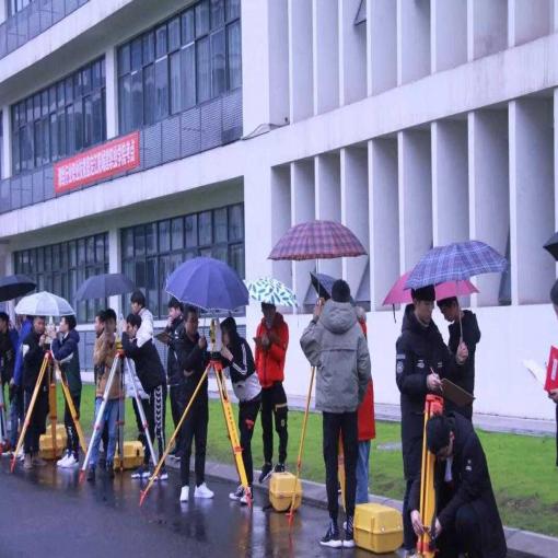 学院200名学生冒雨参加测绘考试